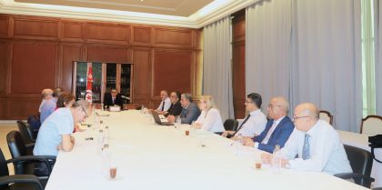 Lire la suite à propos de l’article Le ministre des domaines de l&rsquo;Etat préside une séance de travail avec le chef du contentieux de l&rsquo;Etat et des conseillers rapporteurs.