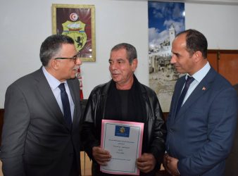 Lire la suite à propos de l’article Le Kef : 24 terrains remis pour des projets publics et 12 contrats pour jeunes agriculteurs