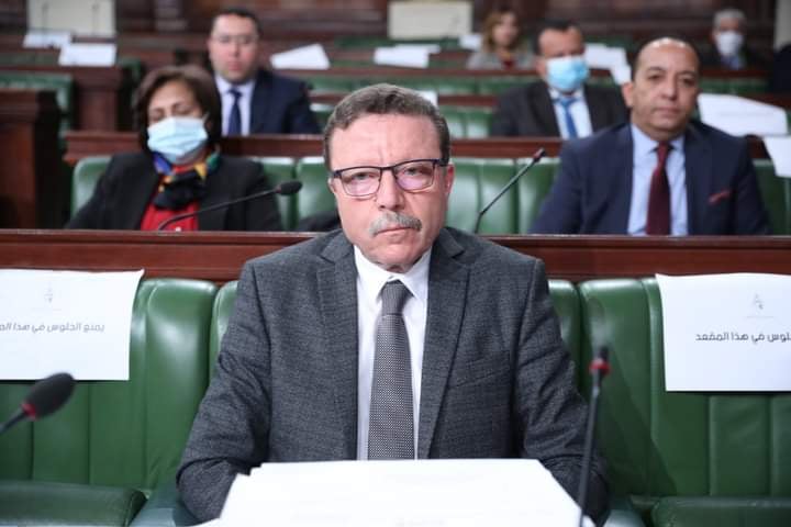 Lire la suite à propos de l’article Le ministre des domaines de l&rsquo;Etat et des affaires foncières par intérim répond aux questions des députés.